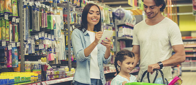 família comprando material escolar em uma papelaria
