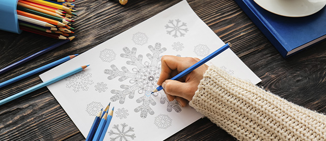 mulher usando técnicas para colorir um desenho com lápis de cor