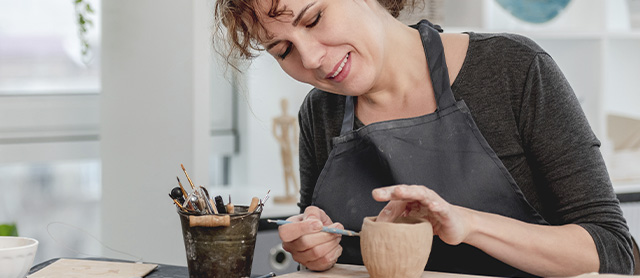 mulher feliz fazendo artesanato