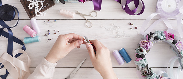 materiais para fazer artesanato organizados em cima da mesa
