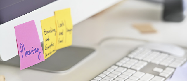 smart notes colados na tela do computador em formato de lembretes