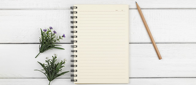 caderno em cima de uma mesa