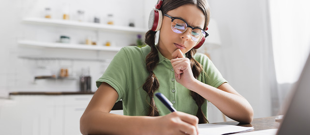 garota estudando e fazendo anotações em seu caderno de estudos