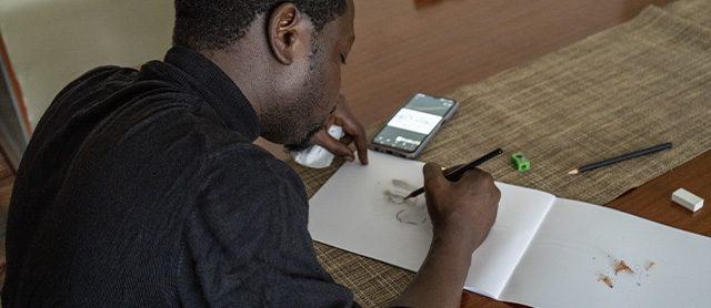 homem praticando técnicas de desenho com lápis e papel