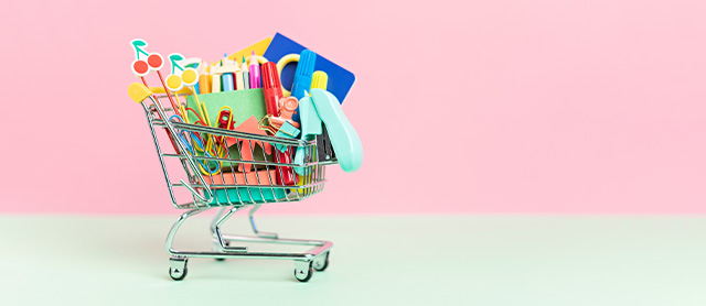 carrinho de compras cheio de itens de papelaria