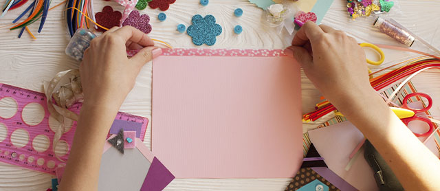 mulher fazendo um scrapbook como forma de autoexpressão