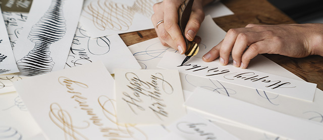 pessoa usando caligrafia como técnica de lettering