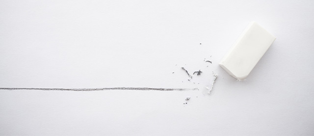 borracha apagando um risco à lápis sobre o papel