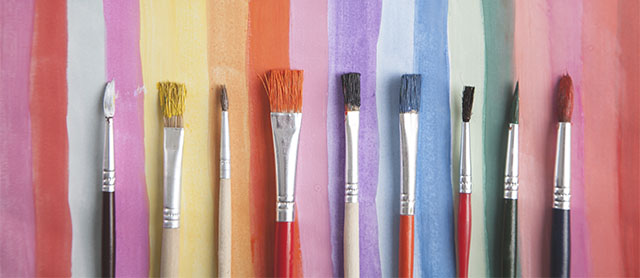 vários tipos de pincéis enfileirados, materiais artísticos essenciais para pintura
