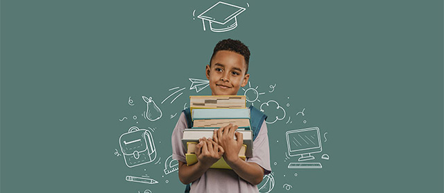 garoto segurando livros com desenhos de volta às aulas em uma lousa atrás dele